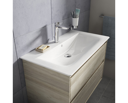 Meuble-lavabo avec meuble bas et tiroirs dans la salle de bain.