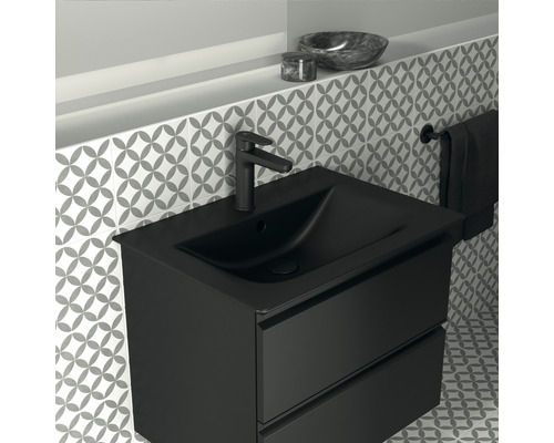 Meuble-lavabo noir avec deux tiroirs, robinetterie et motif de carreaux géométriques