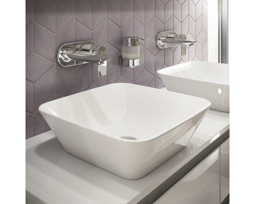 Badezimmerwaschtische mit Armaturen und Seifenspender