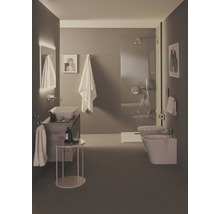 Helles Badezimmer mit Waschbecken, Toilette, Bidet und Dusche