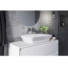Modernes Badezimmer mit Aufsatzwaschbecken, Spiegel und Betonwand