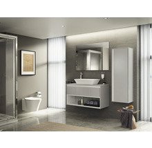 Modernes Badezimmer mit Waschtisch, Spiegel, Hängeschrank, Toilette und Dusche.