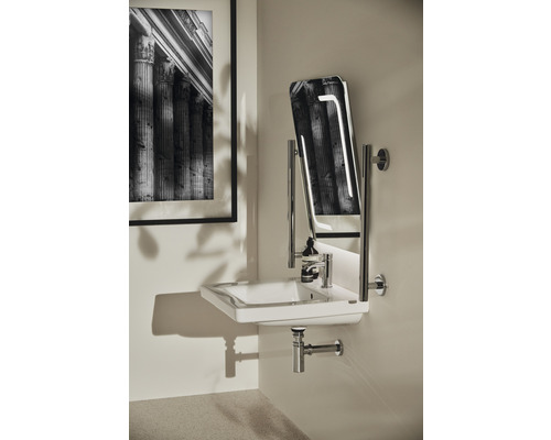 Salle de bain moderne avec lavabo, miroir et robinet