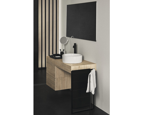 Salle de bains moderne avec meuble sous-lavabo, vasque à poser et miroir