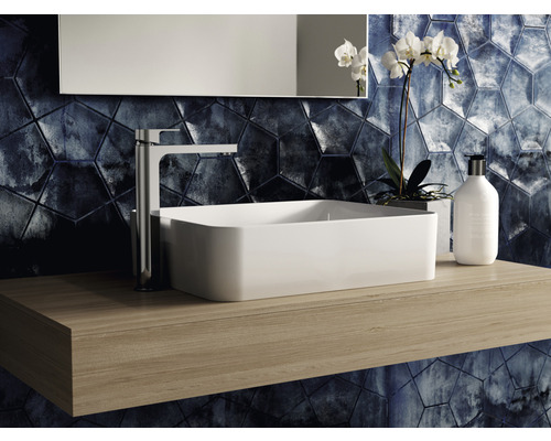 Salle de bains moderne avec lavabo à poser rectangulaire, robinetterie et étagère en bois