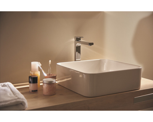 Vasque de salle de bains avec robinet et produits de soins sur étagère en bois