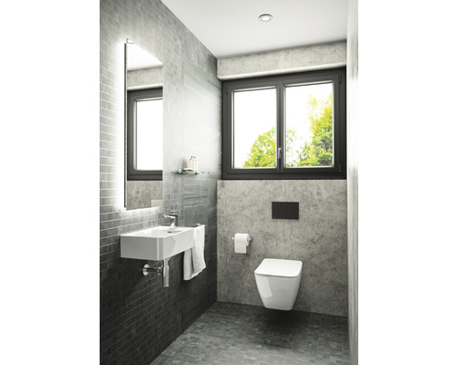 Modernes Badezimmer mit Waschbecken, Spiegel, Toilette und Fenster