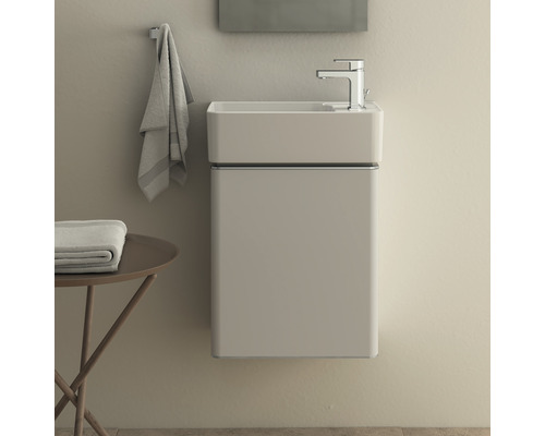 Modernes Badezimmer mit Waschbeckenunterschrank und Armatur