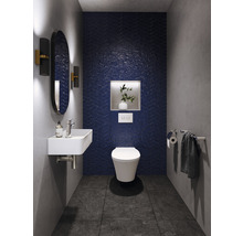 Salle de bains moderne avec toilettes, lavabo, miroir et carrelage mural bleu.