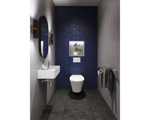 Salle de bains moderne avec toilettes, lavabo, miroir et carrelage mural bleu.