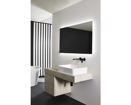 Badezimmer mit Waschbecken, Unterschrank, Spiegel und Armatur