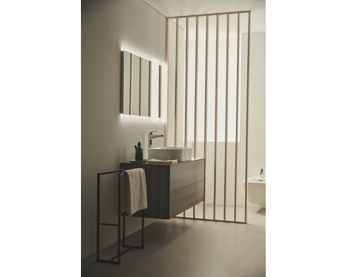 Salle de bain moderne avec lavabo, miroir et porte-serviettes