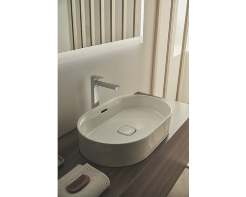 Lavabo de salle de bains moderne avec robinetterie et espace de rangement.