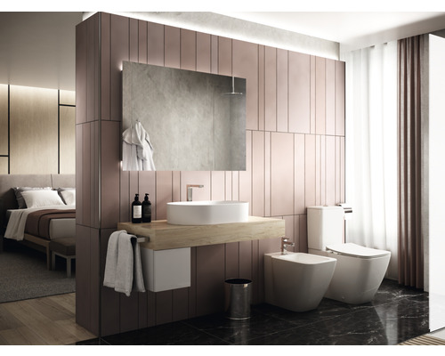 Salle de bain moderne avec lavabo, miroir, toilettes et bidet