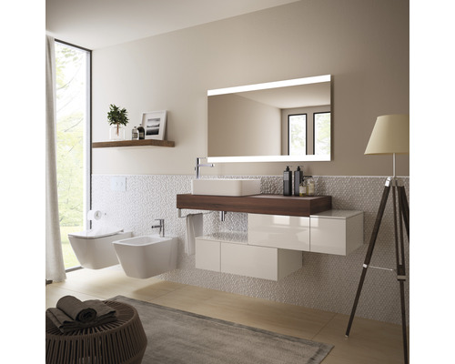 Salle de bains avec lavabo, miroir, toilettes et bidet dans un design clair