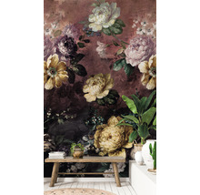 Espace de vie avec papier peint à fleurs, bancs en bois et plantes en pot pour une atmosphère chaleureuse