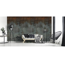 Salon décoratif avec papier peint à motifs, canapé, fauteuil et lampadaire