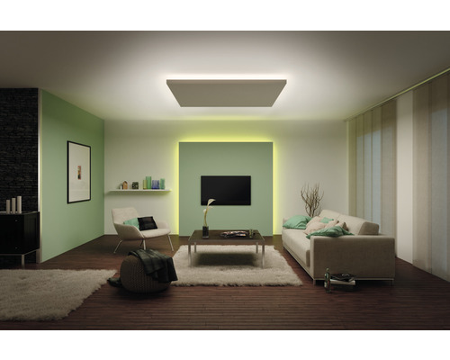 Wohnzimmer mit Deckenleuchte, Sofa, Sessel und Fernseher