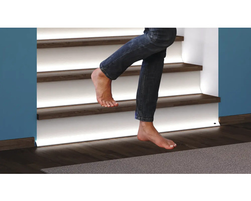 Beleuchtete Treppe mit Person