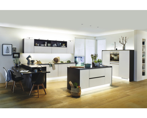 Cuisine moderne avec îlot de cuisson, appareils intégrés et coin repas