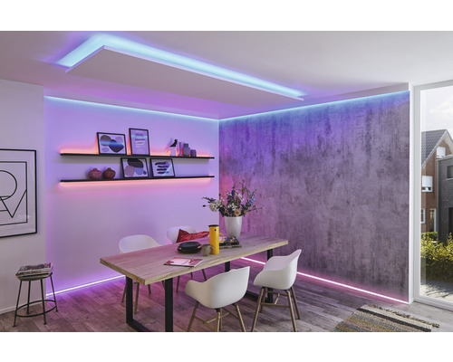 Salle à manger avec table, chaises, étagères et éclairage LED pour une ambiance lumineuse et moderne