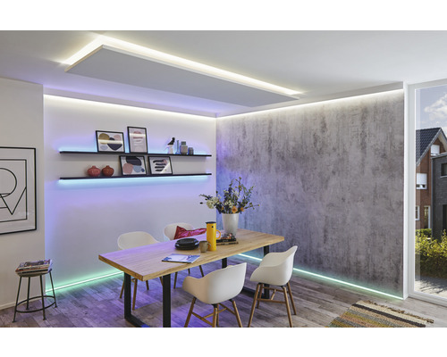 Salle à manger avec table, chaises, étagères et éclairage LED pour une atmosphère moderne