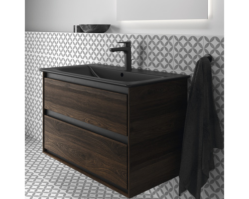 Badezimmer mit Waschtischunterschrank, Waschbecken und Armatur.