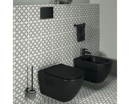 Modernes Badezimmer mit hängendem WC und Bidet in dunkler Ausführung vor gemusterter Wand