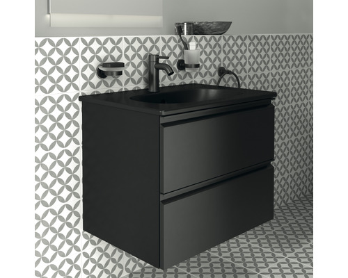 Waschtischunterschrank mit zwei Schubladen und Armatur vor gemusterter Wand