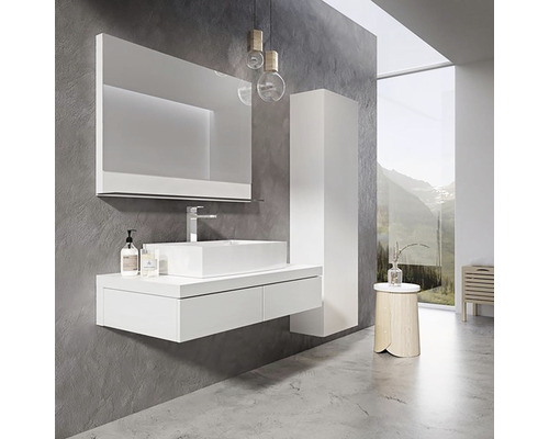 Salle de bain lumineuse avec lavabo, miroir, meuble sous-lavabo et armoire haute