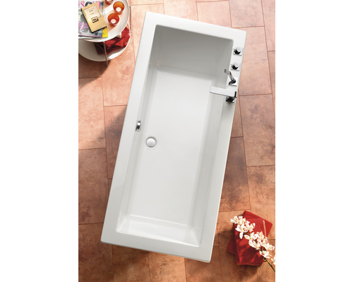 Rechteckige Badewanne aus Sanitäracryl mit Armatur und Überlaufgarnitur im Badezimmer.