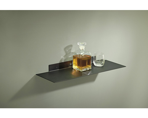 Étagère murale en métal avec bouteille et verre