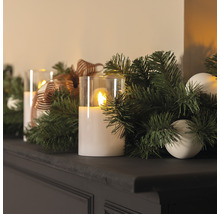 Arrangement décoratif avec bougies LED, branches de sapin et boules de Noël sur une étagère