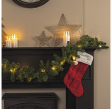 Cheminée décorative avec guirlande lumineuse à LED, guirlande de sapin, étoiles et chaussette de Noël pour une ambiance festive