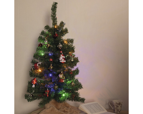 Geschmückter Weihnachtsbaum mit Beleuchtung und Dekorationen