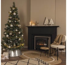 Salon décoré pour Noël avec sapin, cheminée et tapis