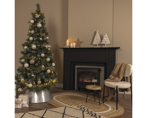 Salon décoré pour Noël avec sapin, cheminée et tapis