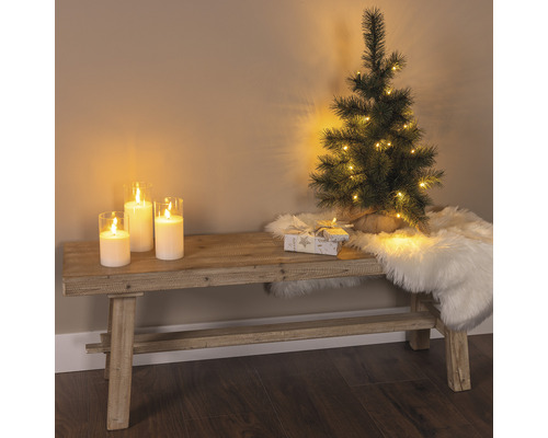 Dekoratives Arrangement mit LED Kerzen, kleinem Weihnachtsbaum und Bank