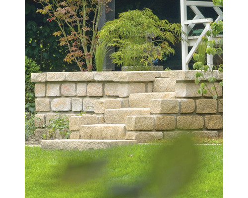 Mur de jardin avec escalier en pierres naturelles et plantations