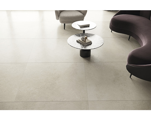 Verlegter Boden mit Feinsteinzeugfliesen in Wohnraumambiente.