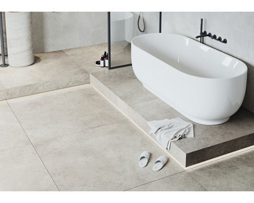 Badezimmer mit freistehender Badewanne, Fliesenboden und Waschtisch