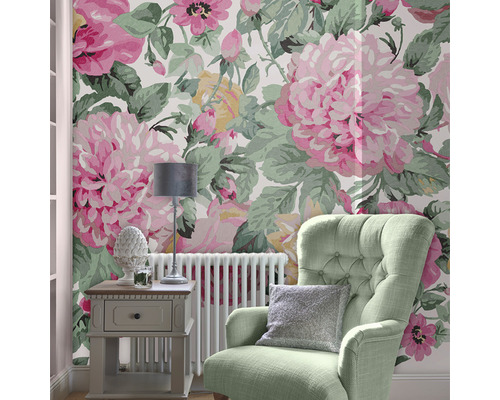 Dekoratives Zimmer mit Blumentapete, Sessel, Tisch und Heizkörper