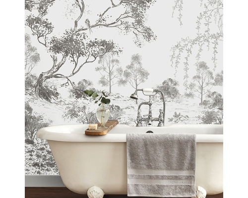 Szene mit freistehender Badewanne, Handtuch und Tapete mit Waldmotiv