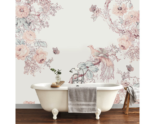 Badezimmer mit freistehender Badewanne und floraler Tapete mit Vogelmuster