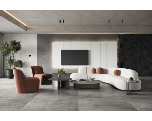 Heller Wohnraum mit Sofa, Sesseln und Couchtischen