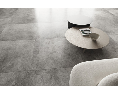 Heller Wohnraum mit Bodenfliesen in Betonoptik, Couch und Couchtischen