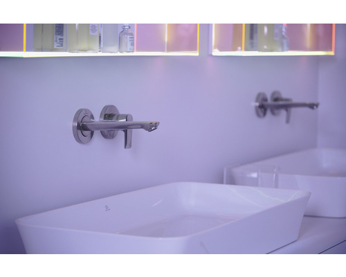 Wandarmatur aus Edelstahl über einem weißen Aufsatzwaschbecken