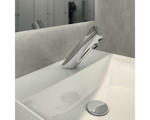 Waschbecken mit Armatur und Ablaufgarnitur