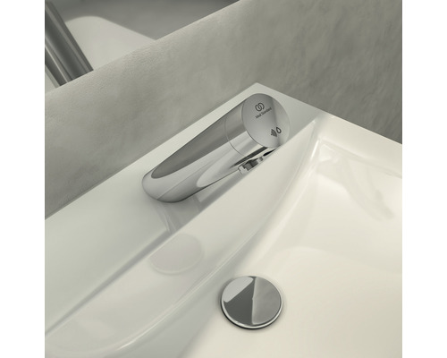 Berührungsloser Waschtischmischer aus Metall auf einem Waschbecken