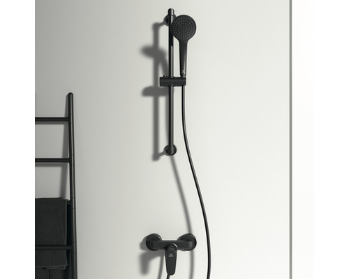 Duscharmatur-Set mit Handbrause und Brausestange an der Wand montiert